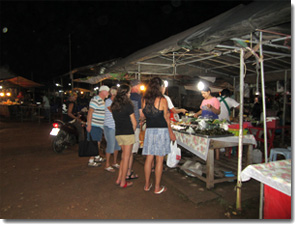 mercado nocturno en Khao Lak